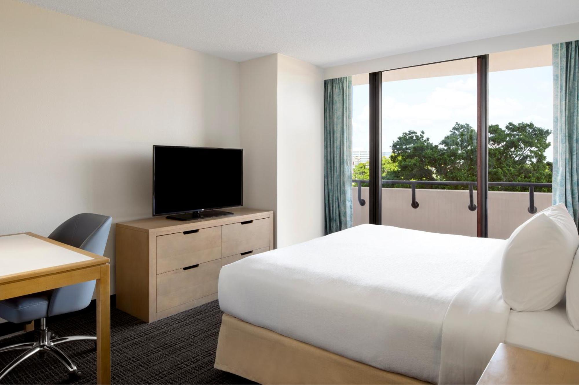 Embassy Suites By Hilton Tampa Airport Westshore Exterior photo