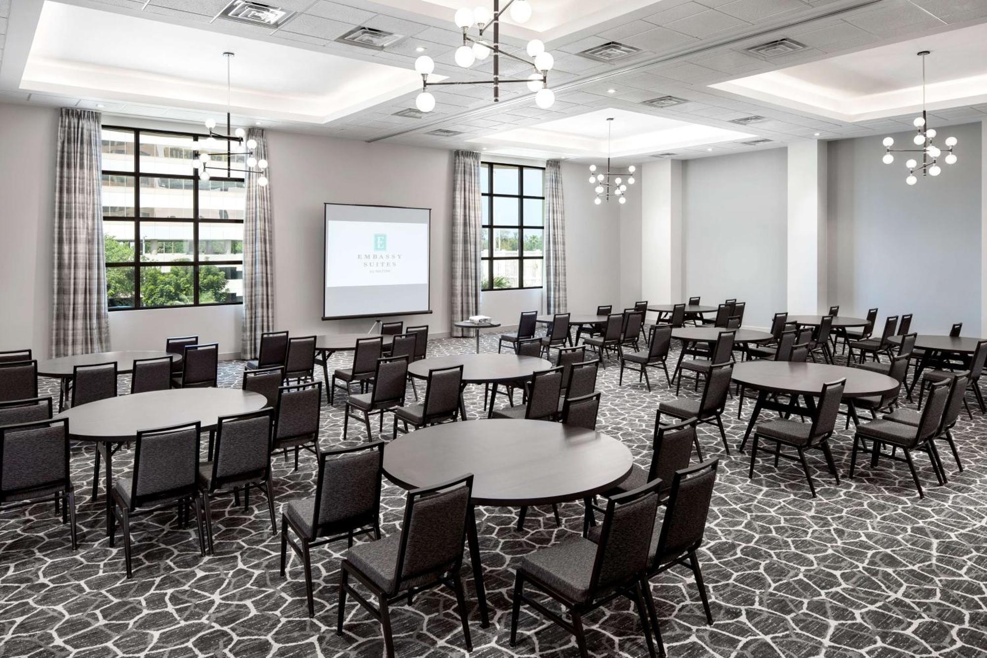Embassy Suites By Hilton Tampa Airport Westshore Exterior photo
